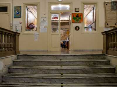 Da qui, percorsa una moderna scala grigia cinta da corrimano d�epoca a pilastrini regolari...